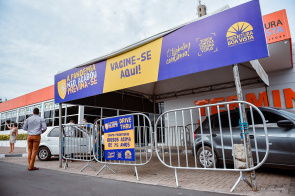 DRIVE THRU - Mais de mil doses foram aplicadas no primeiro dia de vacinação dos idosos com idade entre 75 e 79 anos