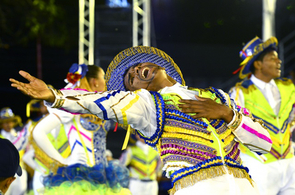 Quadrilheiros do grupo de acesso animam o público da sexta noite de arraial