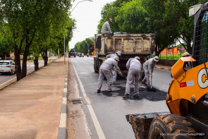Prefeitura inicia serviço de nivelamento dos bueiros localizados na avenida Carlos Pereira de Melo 