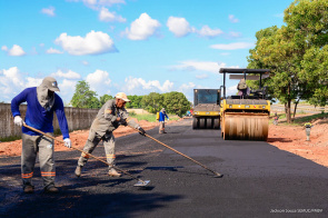 Avenida Brasil recebe obras de infraestrutura com asfalto, calçada e meio fio