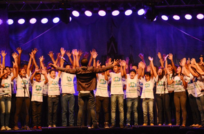 Coral ArtCanto faz abertura de musical e encanta plateia