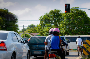 Prefeitura instala semáforo para organizar o trânsito na ponte da avenida Bandeirantes