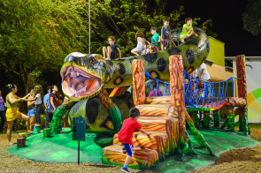 Turismo - Selvinha Amazônica chega à Praça dos Bambus com uma sucuri gigante para a diversão da criança