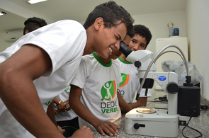 Dedo Verde: Adolescentes conhecem pela primeira vez estrutura de plantas no microscópio