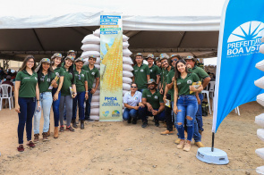 Incentivo ao produtor -  Milho produzido em campo experimental da prefeitura é entregue a avicultores