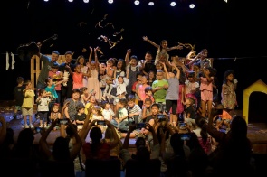 Convite - Teatro Municipal recebe espetáculo "Meninos do Quintal" neste sábado