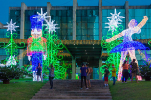 Teatro Municipal entra em clima natalino e decoração encanta visitantes