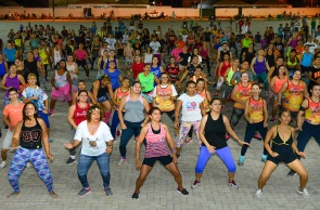 Academia Aberta - Em clima de carnaval, mais de 500 pessoas participam de "aulão" de zumba no Pintolândia