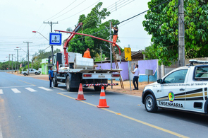 Prefeitura instala novas placas luminosas de faixas de pedestres
