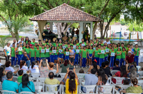 Praça do Coreto vira palco literário durante evento de escola municipal