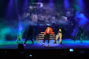 Público lota Teatro Municipal para assistir Tributo ao Rei do pop