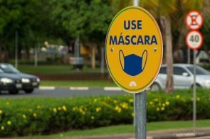 Coronavírus - Prefeitura instala placas para reforçar uso das máscaras em Boa Vista