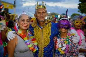 Carnaval 2020 - Idosos do Cabelos de Prata animam o Baile da Saudade na Praça Fábio Marques Paracat