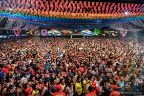 Público aprova e curte a programação da festa lotando as arquibancadas
