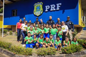 Educação no trânsito - Alunos da escola Cunhatã Curumim visitam sede da PRF em Boa Vista 