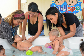 Baby Spa - Mães e pais participam de atividades de relaxamento com seus bebês no Cidade Satélite  