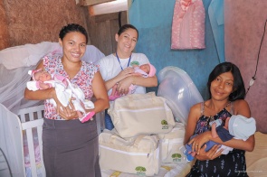Mãe de trigêmeos em Boa Vista recebe assistência do Programa Família que Acolhe