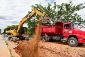 Bairro Centenário - Travessa Salomão Lima da Silva recebe obras de drenagem, pavimentação e calçadas