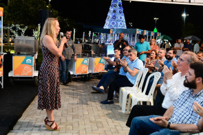 Prefeita Teresa Surita entrega carrinhos padronizados para ambulantes trabalharem nas praças de Boa Vista