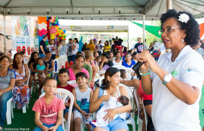 Crianças se divertem e recebem atendimentos em unidade de saúde