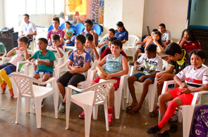 Prefeitura exibe filmes sobre as Olimpíadas para os atletas da Escolinha de Esportes da Vila