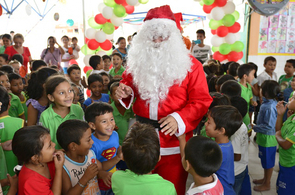 Carta ao Papai Noel: alunos da Escola Jael Barradas recebem presentes de natal na festa de encerramento do ano letivo