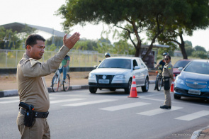 Agentes de trânsito orientam condutores em trechos com obras no bairro Jardim Floresta