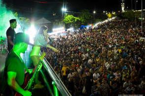 Carnaval 2020 - Banda Babado novo arrasta multidão no último circuito de blocos da Praça Fábio Marques Paracat