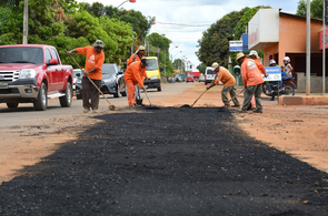 Rua Izídio Galdino recebe obra de recomposição do asfalto