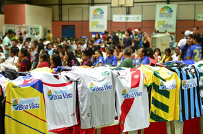 Futebol Amador: prefeitura contribui com prêmios e uniformes para a realização de competições