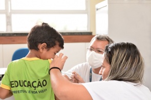 Alunos e professores de escola de Boa Vista recebem vacina contra a gripe 