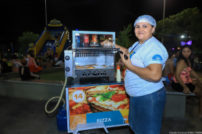 Praça de alimentação e ambulantes movimentam a economia nas quatro noites de festa
