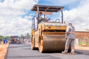 Prefeitura segue com obra de pavimentação e trecho da rua Salvador, no Nova Cidade, é um dos que recebem o serviço de melhoria