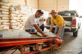 PMDA - Com entrega de sementes e fertilizantes, prefeitura investe em mais de 180 famílias da zona rural