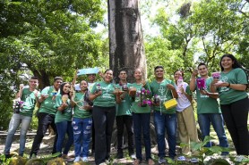“NADA SE REJEITA, TUDO SE APROVEITA” - Integrantes do Dedo Verde produzem artesanato em comemoração ao Dia Mundial da Reciclagem