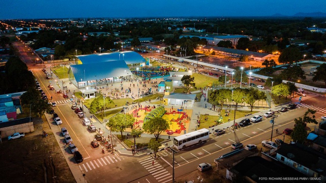 Crianças exploram centro da cidade em projeto 'Motoca na praça