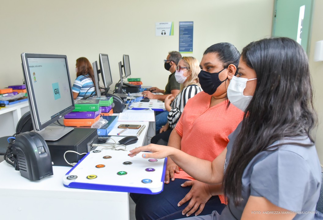 TIX LETRAMENTO - Professores recebem curso de capacitação para programa que une tecnologia à educação especial