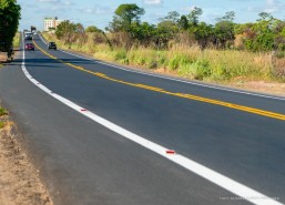 INFRAESTRUTURA  - Novo asfalto e sinalização na Av. João Alencar: mais segurança no trânsito à população