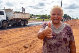 INFRAESTRUTURA  - “A vida dos moradores vai ficar bem melhor”, garante moradora ao celebrar a chegada do asfalto na Rua dos Trabalhadores