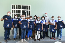 Agentes comunitários de saúde recebem novas bolsas para o trabalho de campo