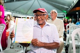 Mais de 550 títulos - Agora tenho documento que prova que sou dono da minha casa”, disse morador durante entrega feita pela Prefeitura