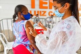 Prefeitura recebe 3 mil doses da Coronavac que estavam pendentes e retoma vacinação neste sábado, 24